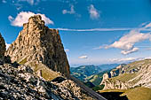 Trekking nel Parco Naturale Puez-Odle. Da Passo Gardena al Rifugio Puez, superato il passo di Cir il panorama si apre verso la Val de Chedul contornata da pareti di roccia verticali.